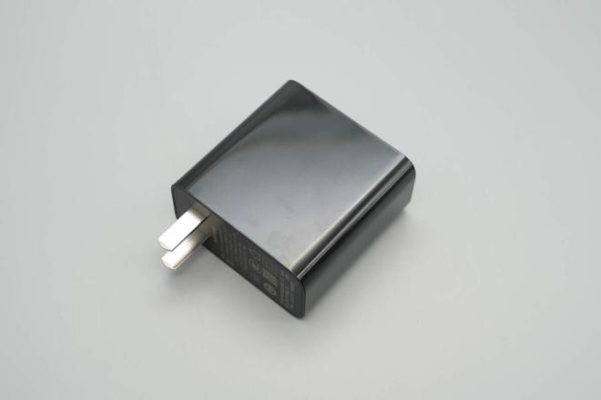 80W风冷无线充电座拆解内置风扇快充不发烫红魔(图4)