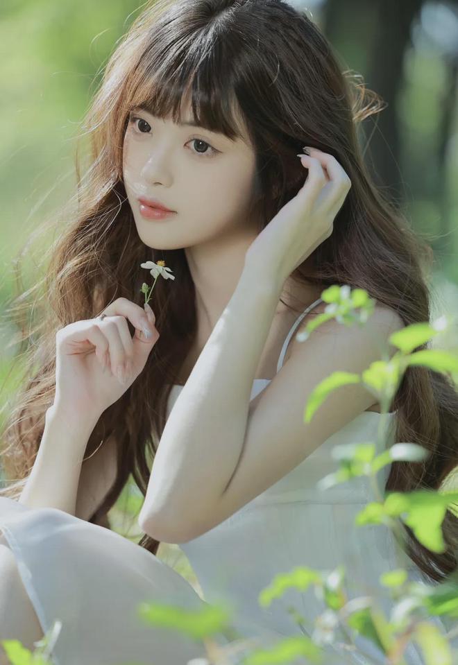 花涧水潺潺桃蕊藏幽洞